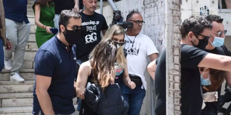 Δολοφονία ταξιτζή: “Εγω Έσφαξα τον Πατέρα μου” λέει η 18χρονη κόρη-Ήθελα να Λυτρωθώ[video]