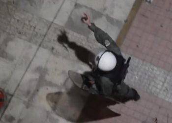 «Η γκόμενά σου σε έσφαξε, Ρουβίκωνα»: «Χουλιγκάνικες» εκφράσεις ντροπής από άνδρα των ΜΑΤ (Video)