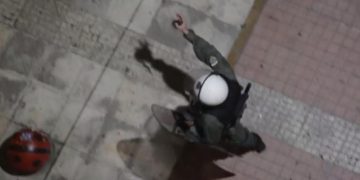 Alldaynews.gr «Η γκόμενά σου σε έσφαξε, Ρουβίκωνα»: «Χουλιγκάνικες» εκφράσεις ντροπής από άνδρα των ΜΑΤ (Video)