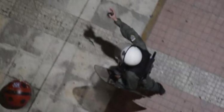 Alldaynews.gr «Η γκόμενά σου σε έσφαξε, Ρουβίκωνα»: «Χουλιγκάνικες» εκφράσεις ντροπής από άνδρα των ΜΑΤ (Video)