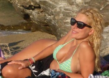 Η Ελένη Μενεγάκη με μπικίνι και χωρίς… Photoshop (pics)