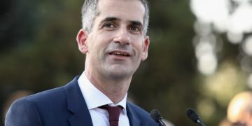 Μπακογιάννης για παγκάκια: Άκουσα για 5.000 ευρώ και έμεινα… παγωτό[video]