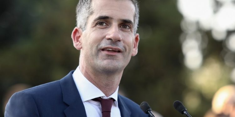 Μπακογιάννης για παγκάκια: Άκουσα για 5.000 ευρώ και έμεινα… παγωτό[video]