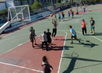 Καταγγελία γονέων: Παιδιά προσήχθησαν στο Τμήμα γιατί έπαιζαν μπάσκετ σε αυλή σχολείου- Τους “έσωσε” ο αντιδήμαρχος