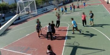 Καταγγελία γονέων: Παιδιά προσήχθησαν στο Τμήμα γιατί έπαιζαν μπάσκετ σε αυλή σχολείου- Τους “έσωσε” ο αντιδήμαρχος