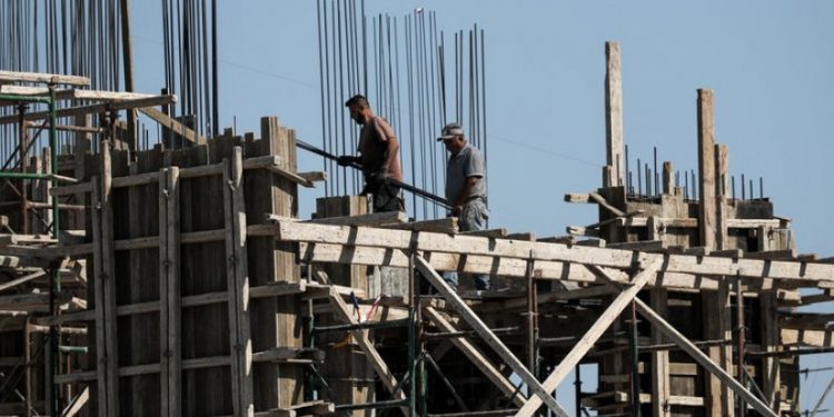 Alldaynews.gr Ατύχημα ΣΟΚ σε οικοδομή: Καρφί σφήνωσε στο κεφάλι οικοδόμου