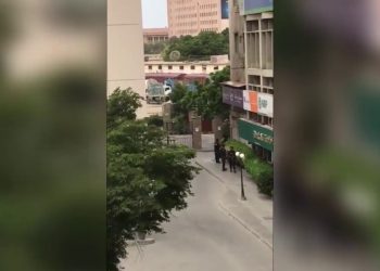 Ένοπλοι μπήκαν με όπλα και χειροβομβίδες στο Χρηματιστήριο του Καράτσι – Δεκάδες νεκροί και τραυματίες