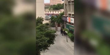 Alldaynews.gr Ένοπλοι μπήκαν με όπλα και χειροβομβίδες στο Χρηματιστήριο του Καράτσι – Δεκάδες νεκροί και τραυματίες