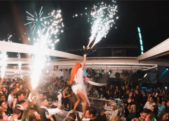 Αθήνα: Νέος συνωστισμός σε μπαρ με χορεύτριες – Ανησυχία από τις εικόνες (pics)