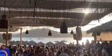 Στη Μύκονο δεν βάζουν μυαλό: Ο ένας πάνω στον άλλο και οι λοιμωξιολόγοι σε εγρήγορση (vid)