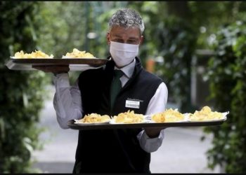 Οι σερβιτόροι δεν είναι δούλoι! Να σέβεστε!