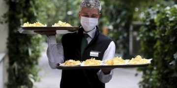 Alldaynews.gr Οι σερβιτόροι δεν είναι δούλoι! Να σέβεστε!