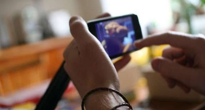 Alldaynews.gr Κρήτη: Σοβαρή καταγγελία από 12χρονη για συμπεριφορά ενός άνδρα – Φωτογράφιζε παιδιά και είχε μαζί του …καραμέλες