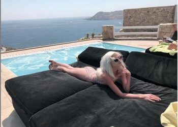 Ξαναχτυπά η Τζούλια Αλεξανδράτου: Σε βίντεο χωρίς εσώρουχο![video]