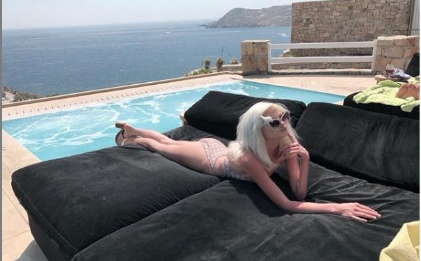 Ξαναχτυπά η Τζούλια Αλεξανδράτου: Σε βίντεο χωρίς εσώρουχο![video]