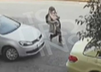 Επίθεση με βιτριόλι: Βίντεο – ντοκουμέντο με την 35χρονη να τρέχει μετά το έγκλημα