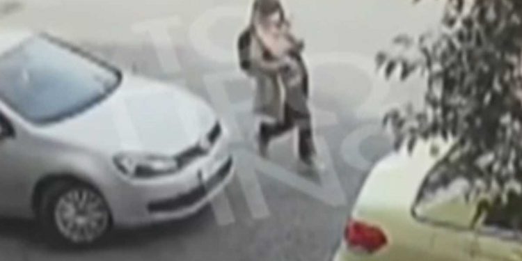 Alldaynews.gr Επίθεση με βιτριόλι: Βίντεο – ντοκουμέντο με την 35χρονη να τρέχει μετά το έγκλημα