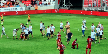 Η Ντεμπρετσένι υποβιβάστηκε και οι οπαδοί της έδειραν τους παίκτες στο γήπεδο! (vid)