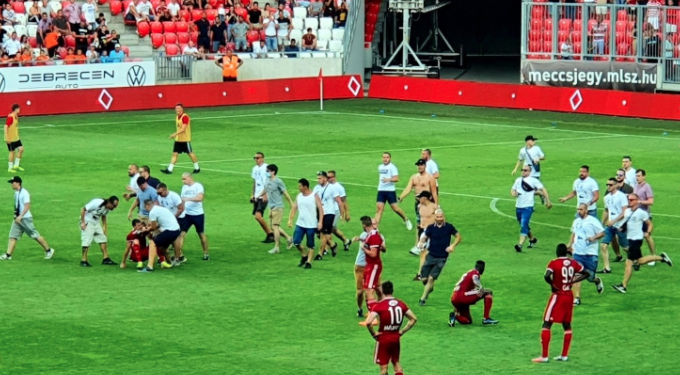 Η Ντεμπρετσένι υποβιβάστηκε και οι οπαδοί της έδειραν τους παίκτες στο γήπεδο! (vid)