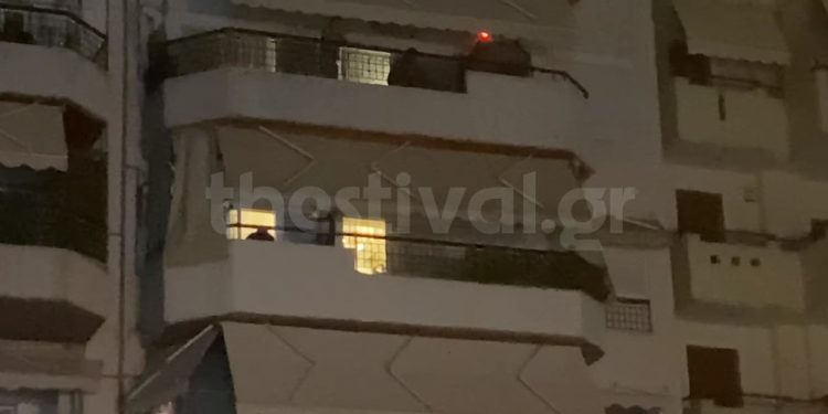 Alldaynews.gr Θεσσαλονίκη: Γύρισε σπίτι και βρήκε τον 49χρονο πατέρα του μαχαιρωμένο (video)