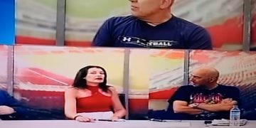Alldaynews.gr Η παρουσιάστρια βγήκε στον Ραπτόπουλο και ζήτησε “συγγνώμη” από τον Χαρδαλιά για το νερό που του πέταξε (video)