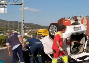 ΠΡΙΝ ΑΠΟ ΛΙΓΟ: Αναποδογύρισε αυτοκίνητο – Δύο εγκλωβισμένοι (Video)