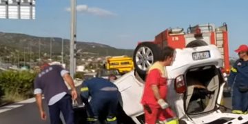 Alldaynews.gr ΠΡΙΝ ΑΠΟ ΛΙΓΟ: Αναποδογύρισε αυτοκίνητο – Δύο εγκλωβισμένοι (Video)
