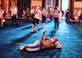 Ασεβής και άκρως προκλητική φωτογραφία μέσα από την Αγία Σοφία