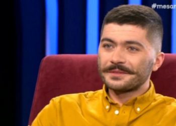 Όταν η μητέρα μου έμαθε ότι περιμένει δίδυμα, σκεφτόταν να ρίξει το ένα παιδί γιατί δεν θα μπορούσαμε να τα βγάλουμε πέρα (video)