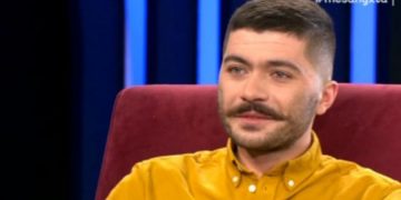 Alldaynews.gr Όταν η μητέρα μου έμαθε ότι περιμένει δίδυμα, σκεφτόταν να ρίξει το ένα παιδί γιατί δεν θα μπορούσαμε να τα βγάλουμε πέρα (video)