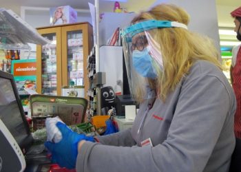 Υποχρεωτική από αύριο η χρήση μάσκας στα σούπερ μάρκετ για εργαζομένους και καταναλωτές