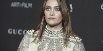 Alldaynews.gr Σάλο προκαλεί ταινία με την κόρη του Μάικλ Τζάκσον που υποδύεται τον Χριστό ως «λεσβία»