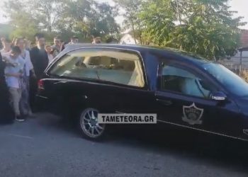 Τρίκαλα: Σκηνές Αρχαίας Τραγωδίας στην κηδεία του 15χρονου παιδιού[video][photos]