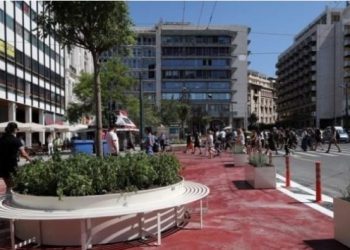 Ζεματάνε τα Σιδερένια Παγκάκια στο Σύνταγμα και Δεν Κάθεται Κανείς[video]