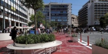 Ζεματάνε τα Σιδερένια Παγκάκια στο Σύνταγμα και Δεν Κάθεται Κανείς[video]