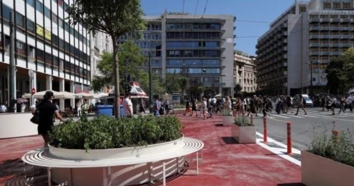 Ζεματάνε τα Σιδερένια Παγκάκια στο Σύνταγμα και Δεν Κάθεται Κανείς[video]