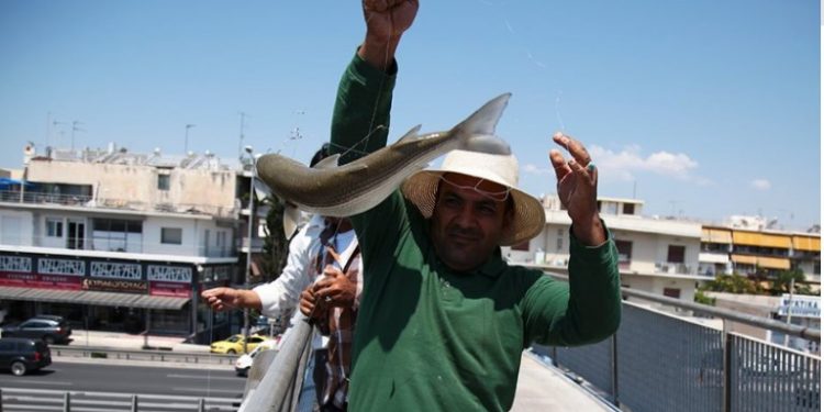 Κηφισός: Ψαρεύουν κέφαλους στο ύψος του Ρέντη[photos]