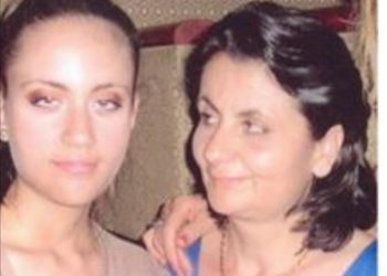 Ανείπωτος θρήνος στις κηδείες μάνας και κόρης που “έσβησαν” στην άσφαλτο – Χαροπαλεύει ο πατέρας