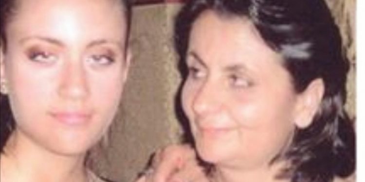 Ανείπωτος θρήνος στις κηδείες μάνας και κόρης που “έσβησαν” στην άσφαλτο – Χαροπαλεύει ο πατέρας