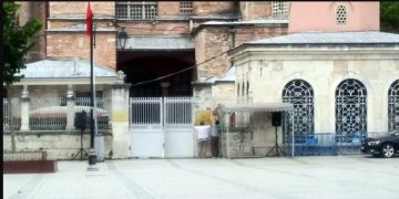 Αγία Σοφία: Οι Τούρκοι κατέβασαν τις πινακίδες που γράφουν «Μουσείο»[video]