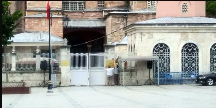Αγία Σοφία: Οι Τούρκοι κατέβασαν τις πινακίδες που γράφουν «Μουσείο»[video]