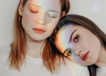 Είμαι ομοφυλόφιλη αν βλέπω ερωτικά μια κοπέλα που γνώρισα μέσω chat;