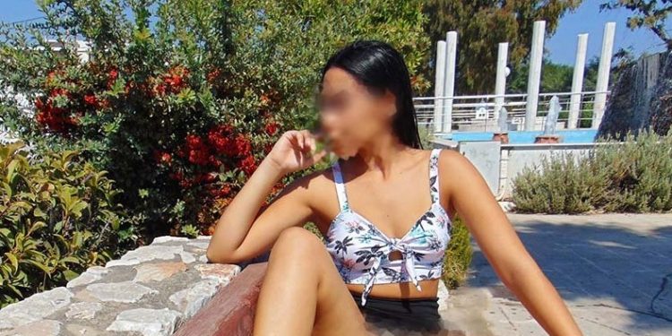 Απόλυτος ξεπεσμός! Νεαρές Ελληνίδες τα πετάνε όλα μπροστά στα μάτια περαστικών και μικρών παιδιών![photos]