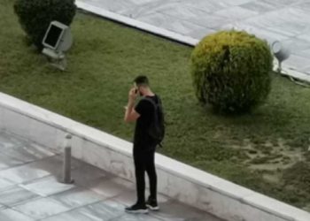 Τι έκανε ο Αστυνομικός με πολιτικά φορτωμένος με… σακίδιο στον περίβολο της Βουλής;