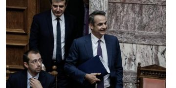 Δεν θέλει… ενικό ο Μητσοτάκης – «Εδώ, μιλάμε στον πληθυντικό»