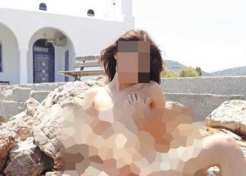 Δεν έχουν ούτε ιερό ούτε όσιο! Ελληνίδες «ξεβρακώνονται» για λίγα ευρώ και έξω από… εκκλησάκι[photos]