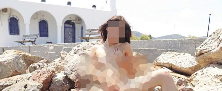 Δεν έχουν ούτε ιερό ούτε όσιο! Ελληνίδες «ξεβρακώνονται» για λίγα ευρώ και έξω από… εκκλησάκι[photos]