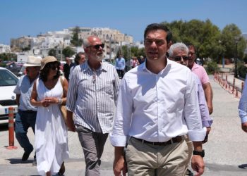 Τσίπρας από τη Νάξο: Λάθος ότι «δεν διεκδικήσαμε το τεστ να γίνεται στους τουρίστες πριν έρθουν στην χώρα μας»