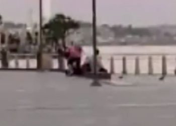 Τον έδειρε για τα καλά δημόσια και μετά έφυγαν μαζί σαν ερωτευμένο ζευγάρι [video]