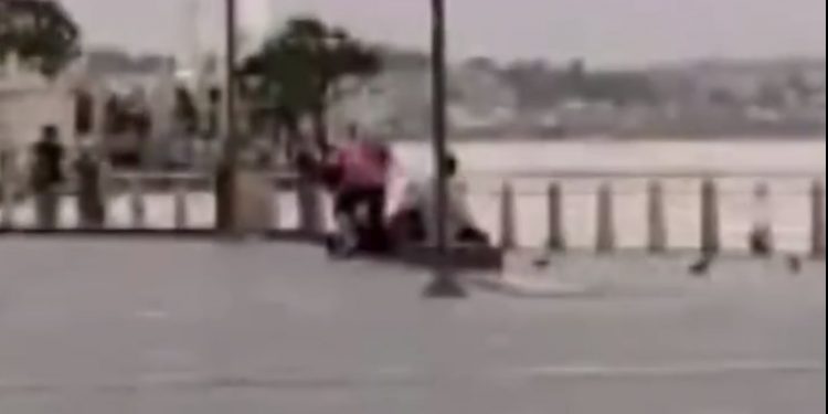 Τον έδειρε για τα καλά δημόσια και μετά έφυγαν μαζί σαν ερωτευμένο ζευγάρι [video]